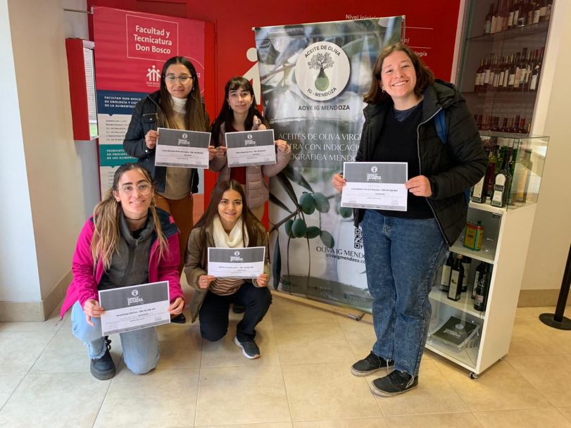 imagen Estudiantes de la Facultad de Ciencias Agrarias triunfan en el 1er Concurso de Jóvenes Catadores de Aceite de Oliva