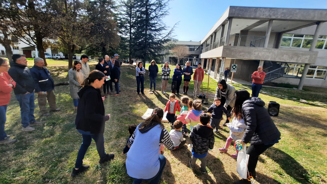 imagen La Facultad de Ciencias Agrarias conmemoró el Día del Árbol plantando un retoño del Manzano de Newton