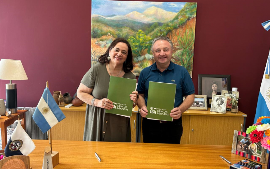 imagen El Decano Jorge Dutto visitó Ciencias Agrarias para la firma de un convenio que beneficiará a estudiantes y docentes de ambas unidades académicas