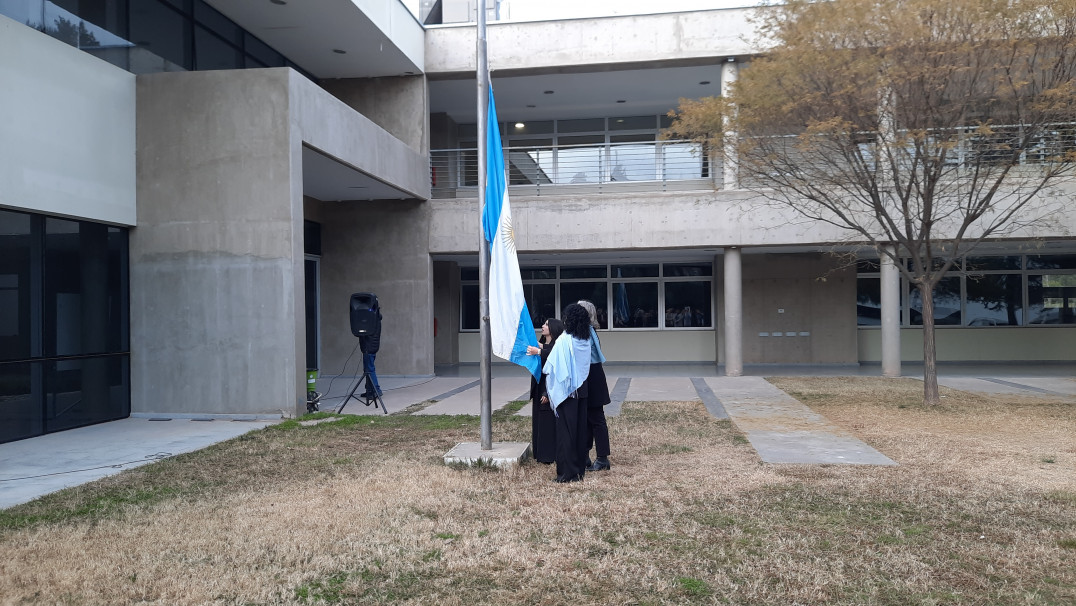 imagen Ciencias Agrarias celebró el Día de la Bandera 2026 con reconocimientos académicos y la designación de nuevos abanderados para el próximo ciclo lectivo