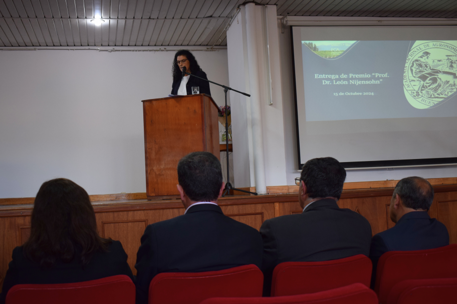 imagen Rosana Celia Vallone recibió el premio "Prof. Ing. Agr. Dr. León Nijensohn" por parte de la Academia Nacional de Agronomía y Veterinaria