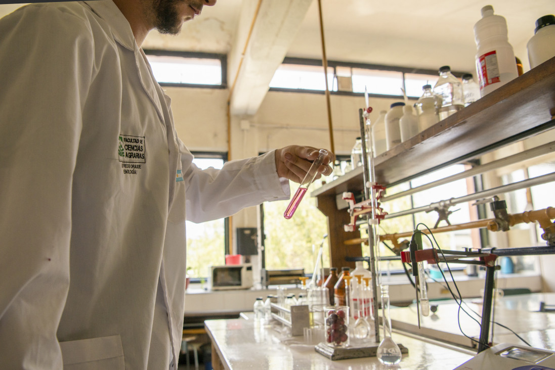 imagen Inscriben a Curso de Riesgos en Laboratorio - Manejo y Manipulación de Químicos