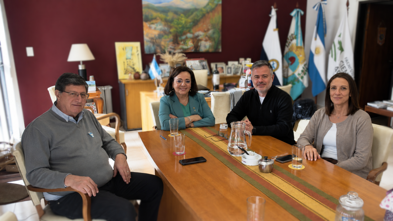imagen Autoridades salientes y electas compartieron un cálido encuentro tras las elecciones