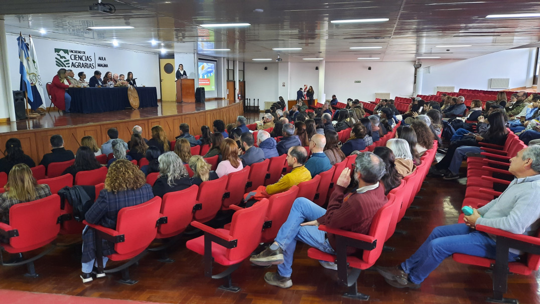 imagen Ciencias Agrarias celebró el Día de la Bandera 2026 con reconocimientos académicos y la designación de nuevos abanderados para el próximo ciclo lectivo