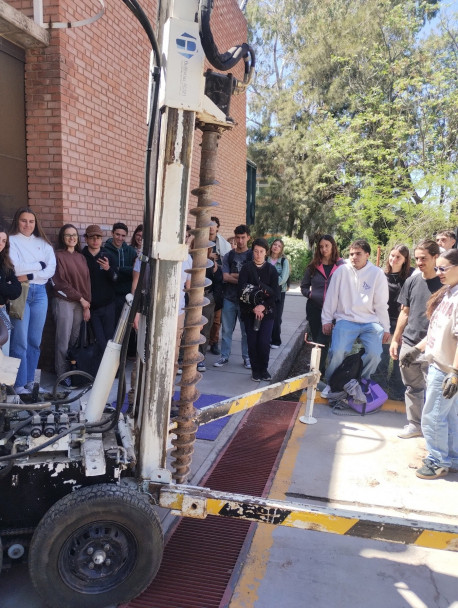 imagen Estudiantes de Ciencias Agrarias visitaron la Facultad de Ingeniería para conocer técnicas de monitoreo y tratamiento ambiental