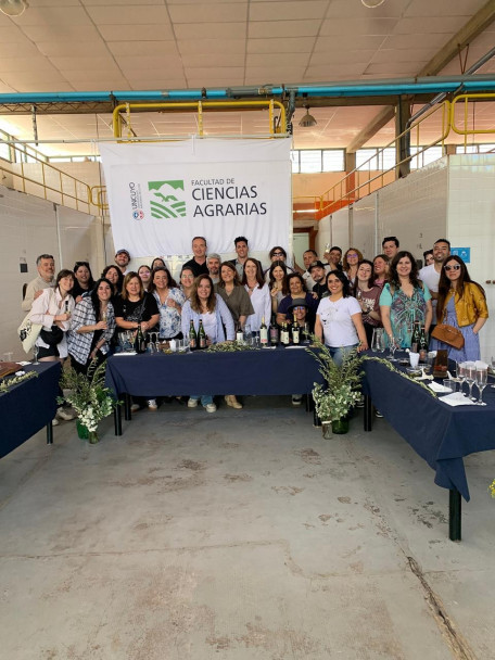 imagen APEHUN visitó la Facultad de Ciencias Agrarias en el marco de las Jornadas de Enseñanza de la Historia