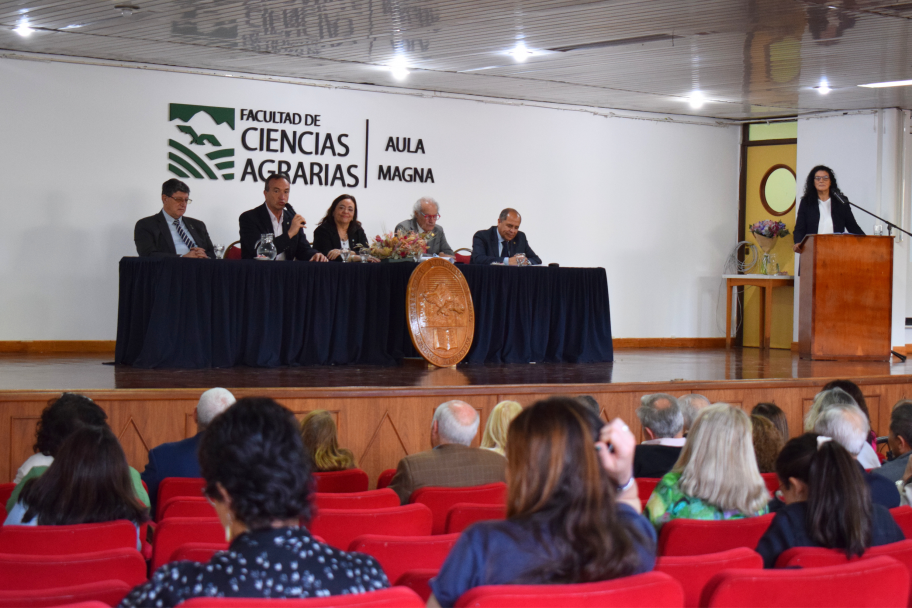 imagen Rosana Celia Vallone recibió el premio "Prof. Ing. Agr. Dr. León Nijensohn" por parte de la Academia Nacional de Agronomía y Veterinaria