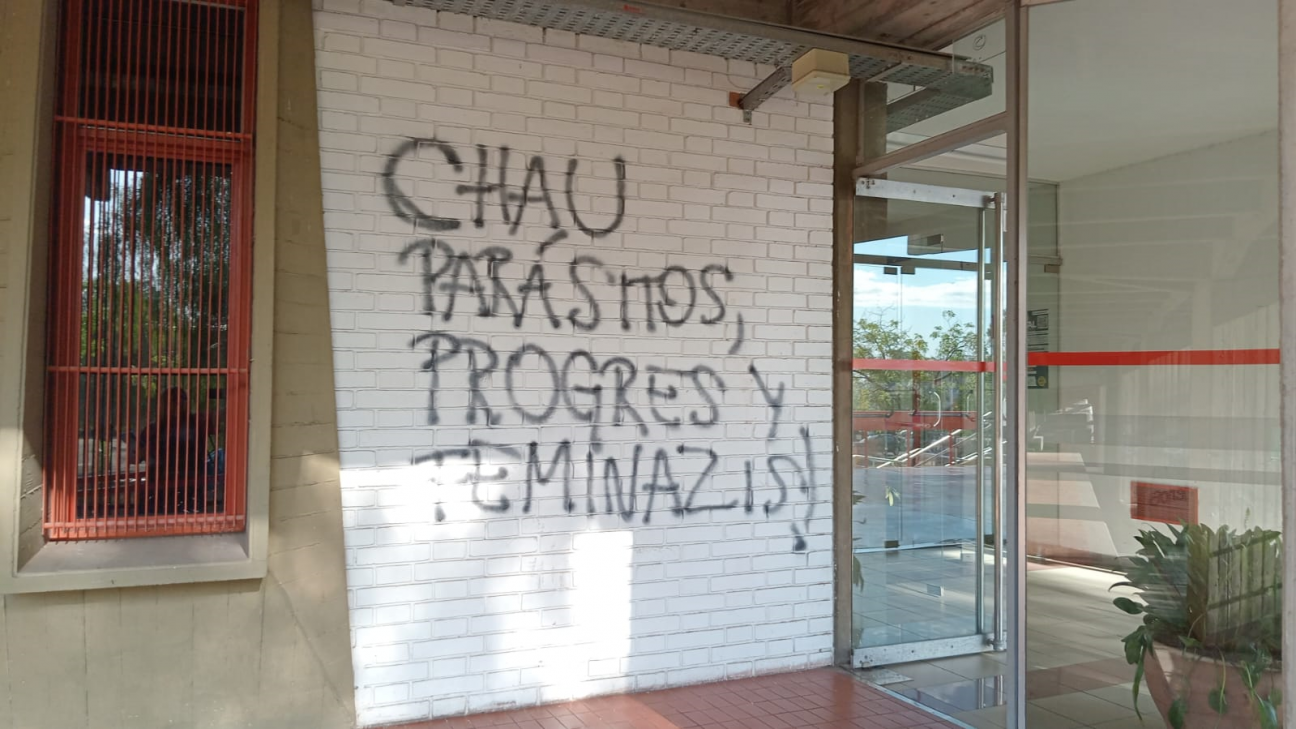 imagen Repudiamos los escraches y actos de violencia institucional contra la Facultad de Ciencias Políticas y Sociales