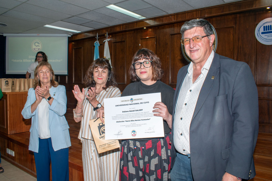 imagen Estudiantes y graduados de la Facultad de Ciencias Agrarias recibieron la distinción "María Elisa Norton Farmache" 2025