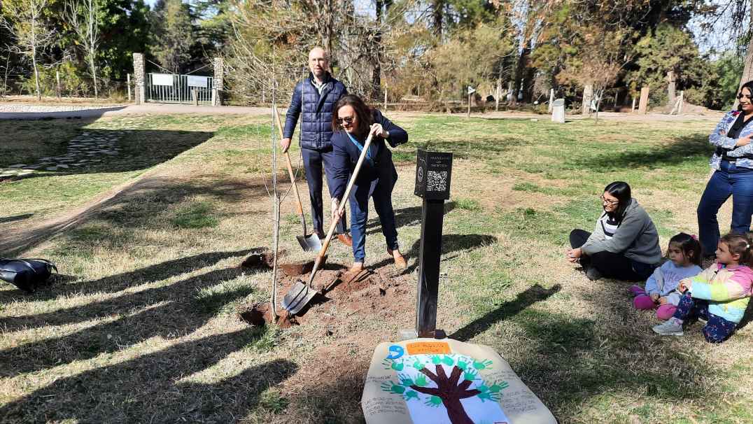 imagen La Facultad de Ciencias Agrarias conmemoró el Día del Árbol plantando un retoño del Manzano de Newton