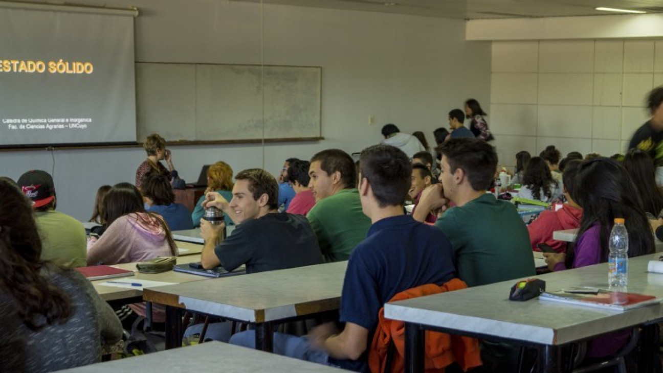 imagen Estudiantes de Ingeniería en Recursos Naturales Renovables podrán postular a becas preprofesionales