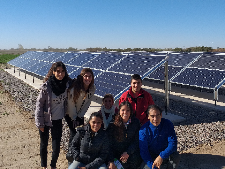 imagen Estudiantes de IRNR presentaron su exitoso proyecto sobre energía solar para riego por goteo