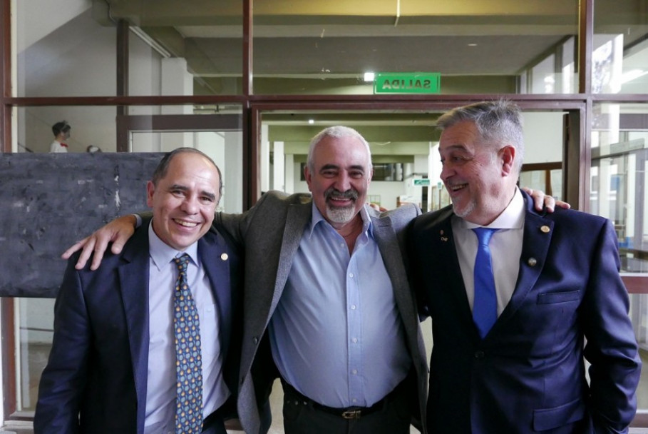 imagen Rubén Bottini (derecha) fue nombrado miembro de la Academia Nacional de Agronomía y Veterinaria junto con Claudio Galmarini (izquierda) en 2017.