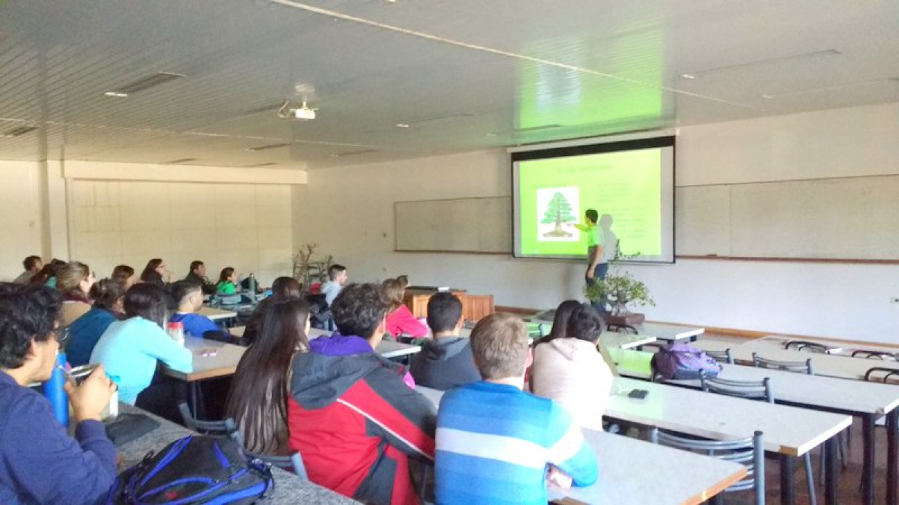 imagen Dictaron Curso de Bonsai en la FCA