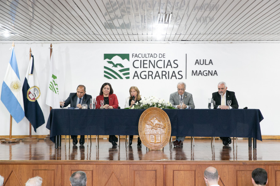imagen La Academia Nacional de Agronomía y Veterinaria incorporó como académico correspondiente al Dr. Fidel A. Roig 