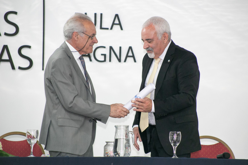 imagen La Academia Nacional de Agronomía y Veterinaria incorporó como académico correspondiente al Dr. Fidel A. Roig 